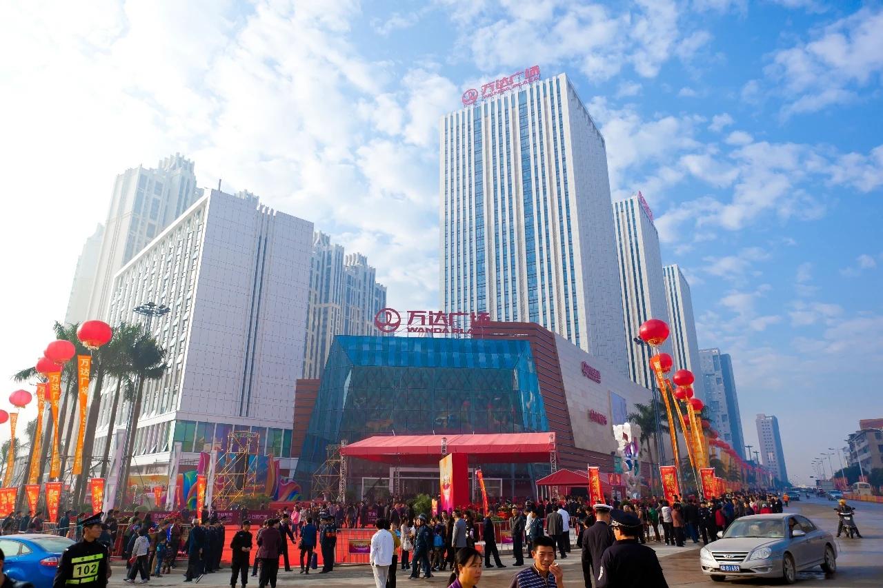 【开业14年！福建又一座万达广场易主】王健林还在疯狂卖万达广场！近日，据透露，