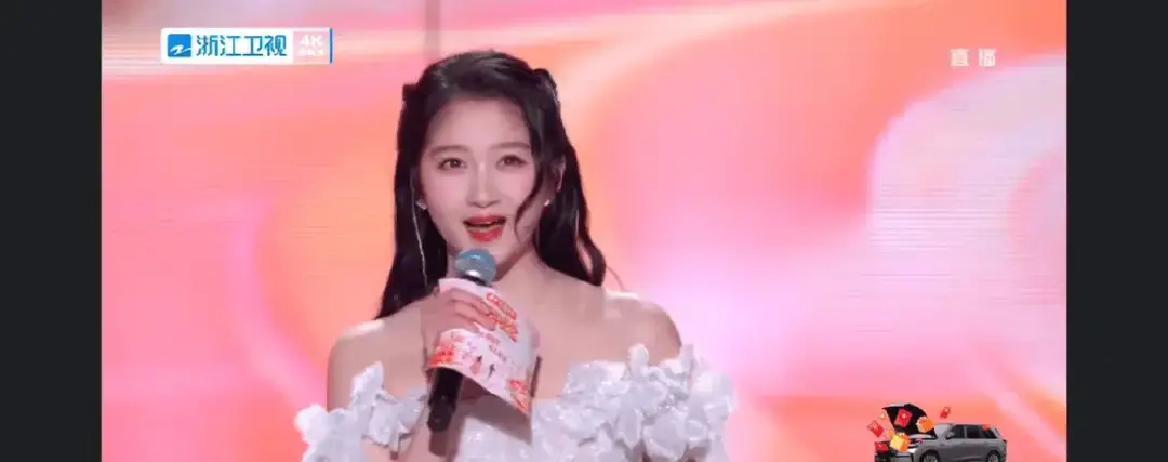 4K镜头下，法令纹被放大10倍镜头怼脸，关晓彤低头念串词那几秒，法令纹像两