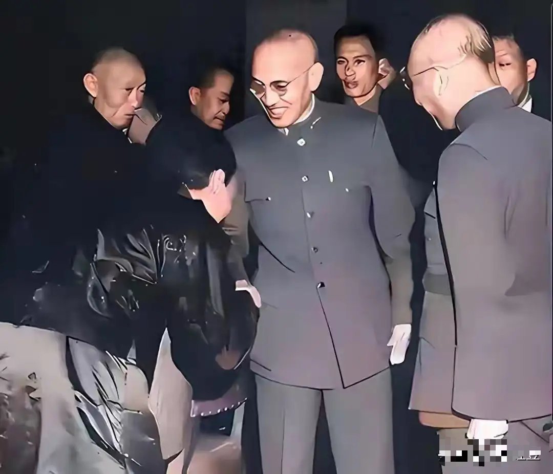 1948年，杜月笙与蒋中正的一张合影，弯腰握手尽显圆滑本色！
