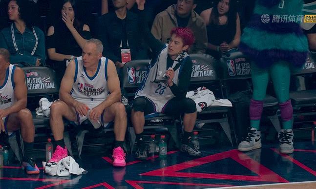 自己淋过雨所以一直想给人家撑伞，虽然手很疼但是以为人家还想击掌一直积极回应王鹤棣