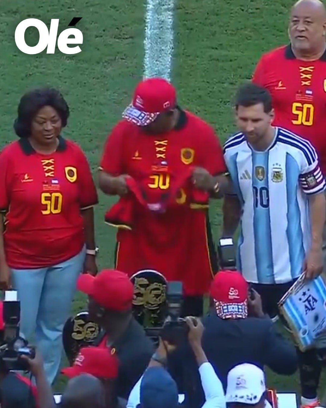 🚨Ole：梅西和安哥拉总统交换了球衣🇦🇷🇦🇴此外，梅西还获得了纪念安哥