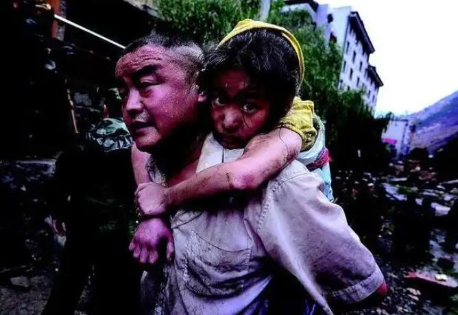 2008年，汶川地震，11岁的李佳芹被埋在废墟下十几个小时，她的父亲却不顾他人的