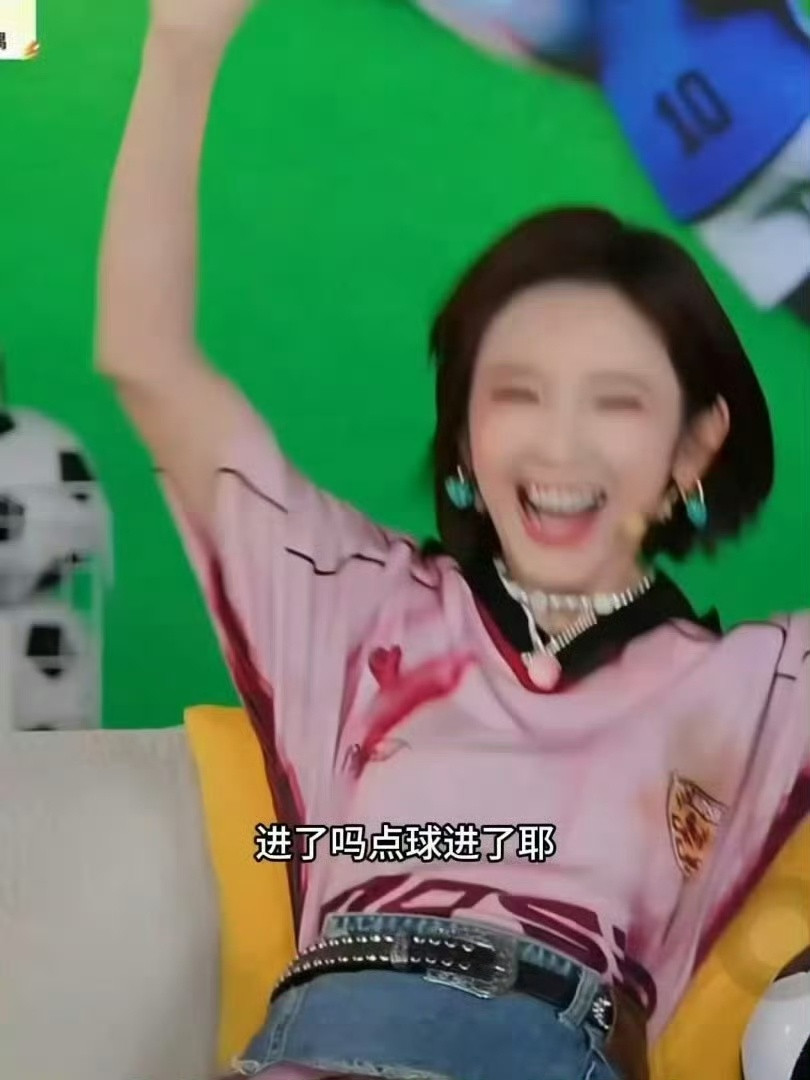 唐艺昕演我看世界杯唐艺昕看世界杯时小动作格外真实，惊险画面下意识遮眼，精彩操作