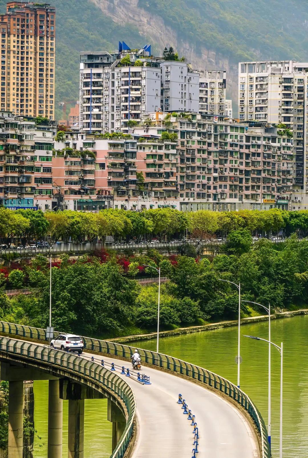 父亲几十年前曾经去过重庆市彭水县接新兵，他说起彭水县就打开了话匣子。那时彭水交通