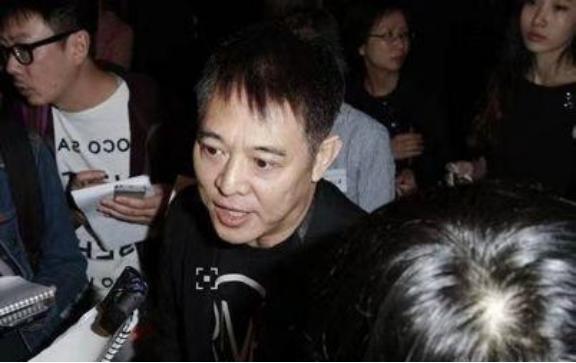 1994年，李连杰带着新片《精武英雄》去日本做宣传，发布会现场来了不少媒体，气