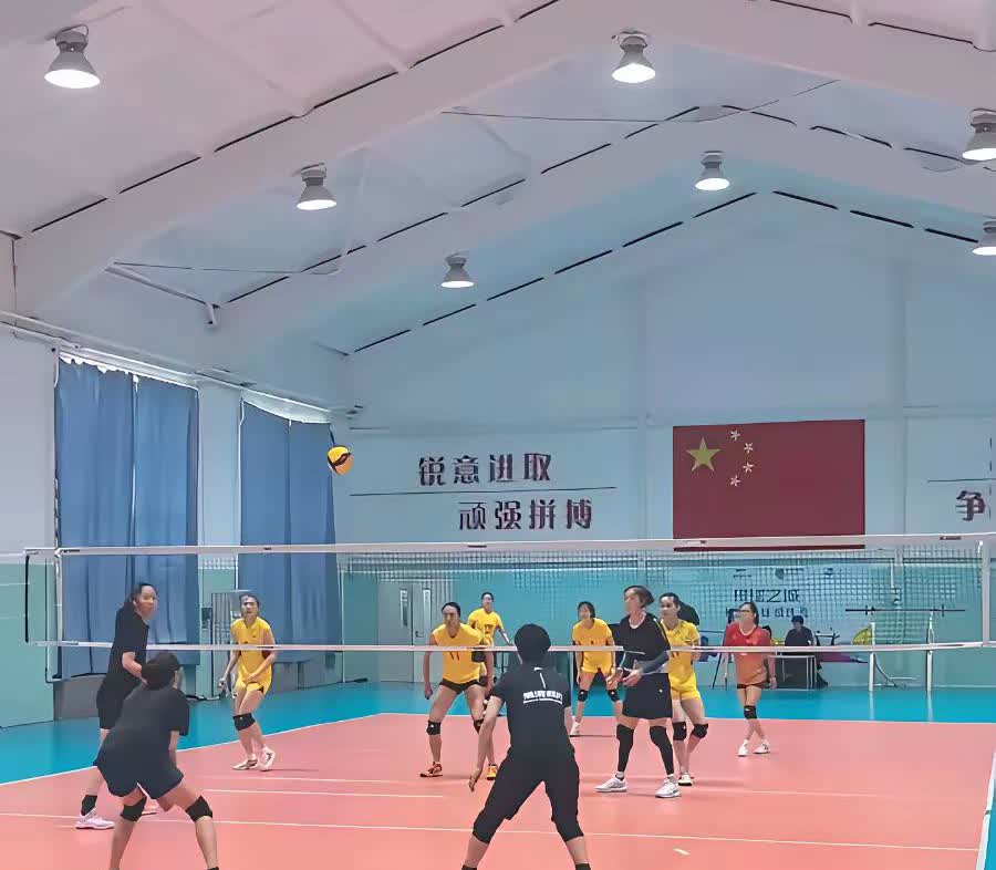 很多网友关心女排世锦赛漳州集训的情况，留在漳州训练基地的中国女排15人名单包括主