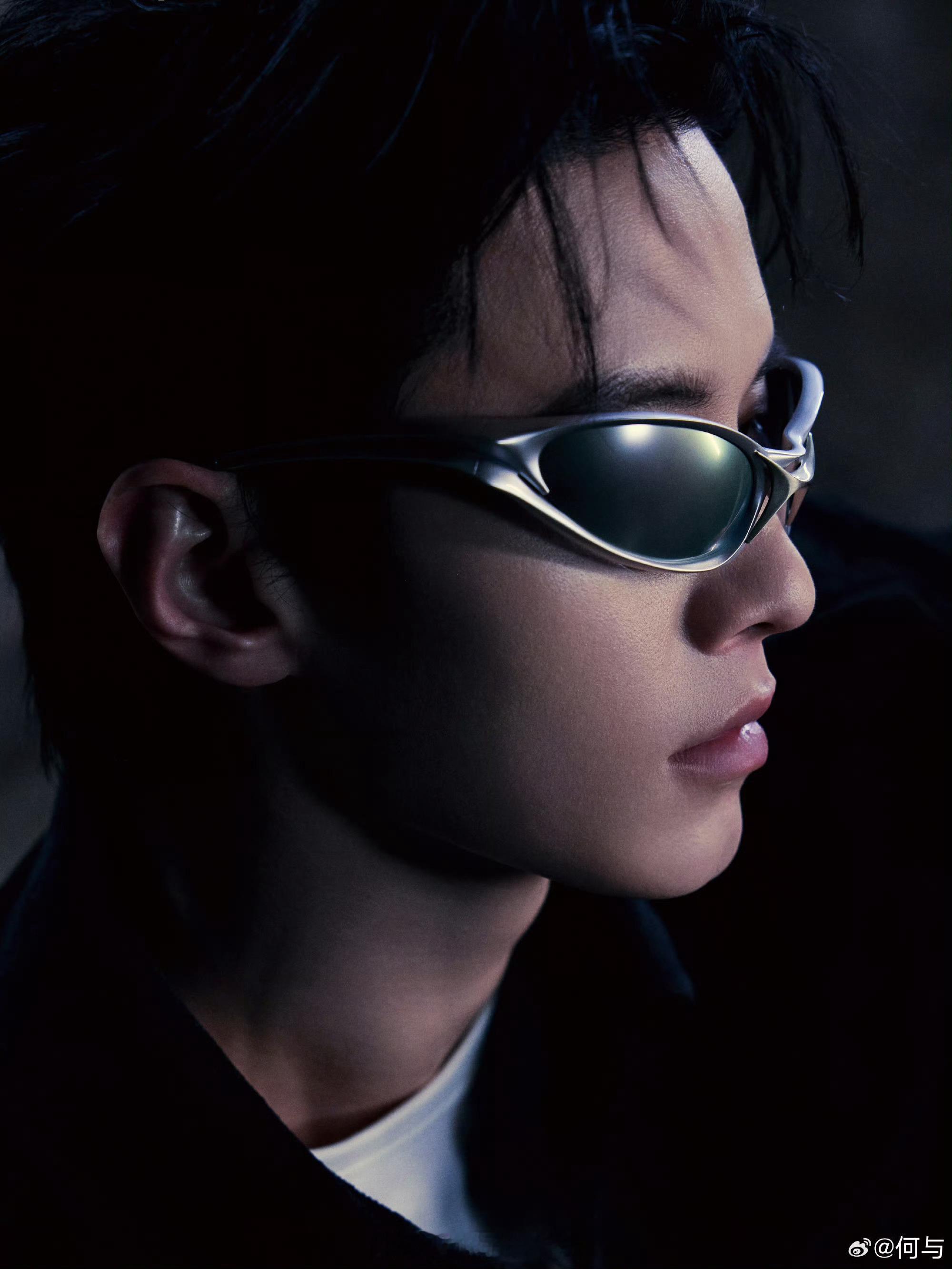 何与好适合这种异形的眼镜，酷哥范儿藏都藏不住
