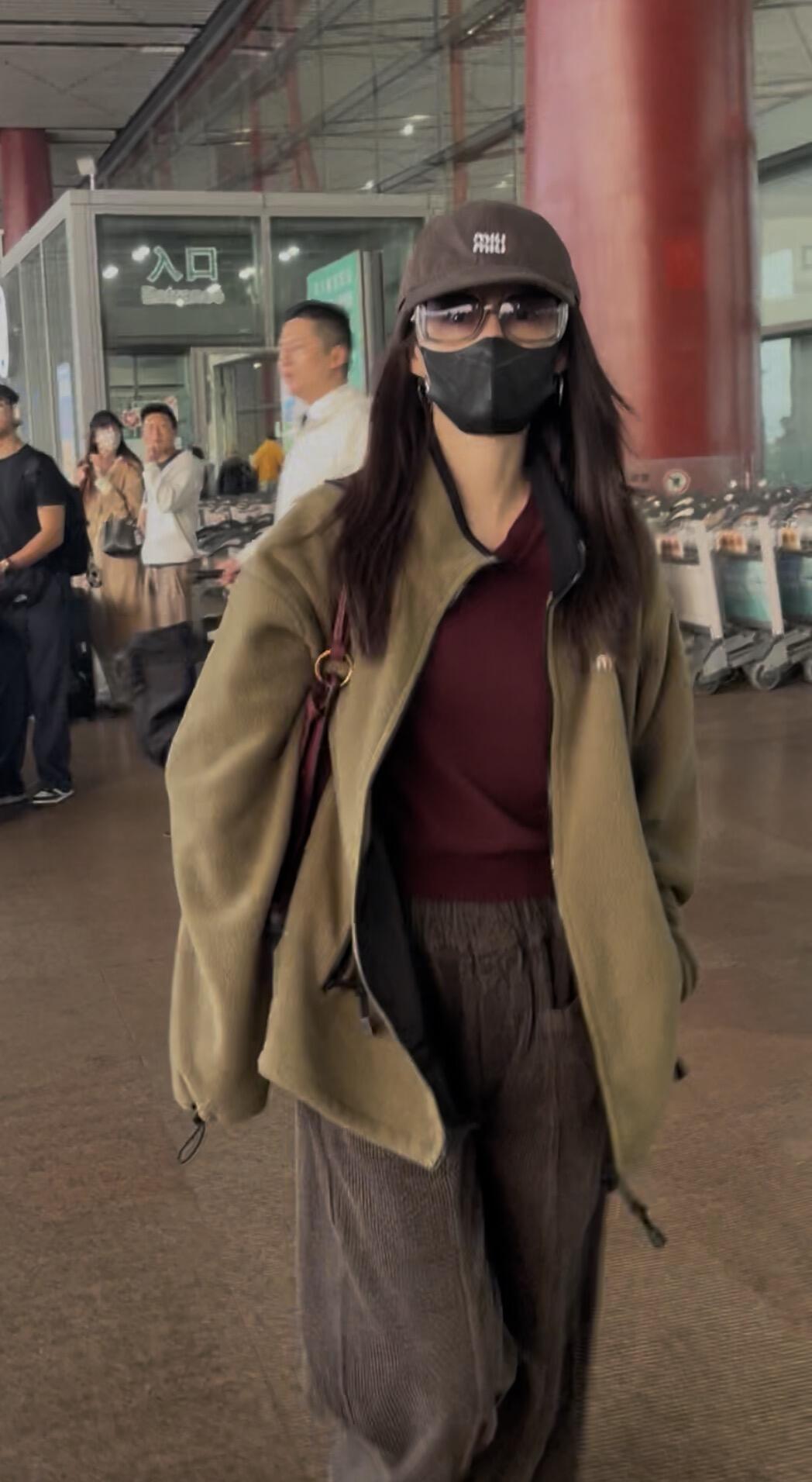 李沁街拍，这一身蛮休闲帅气！机场这身早秋穿搭舒适感拉满，橄榄绿摇粒绒外套随性敞