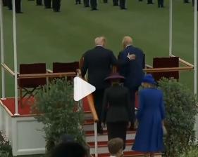 英国媒体称：特朗普在温莎城堡访问期间拍了拍查尔斯的后背。英国人说：“触碰英国