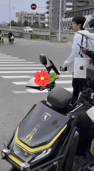 吃完宫保鸡丁回来的王楚钦背着双肩包走路都有劲了雄赳赳，气昂昂回到体总