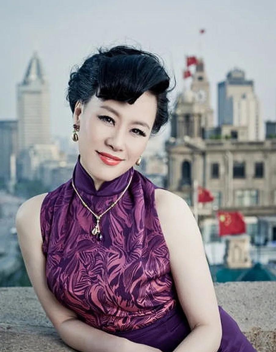 母亲这条路她走得不容易，职场女性的生育困境令人心疼，这份坚持值得人敬意。演员邬