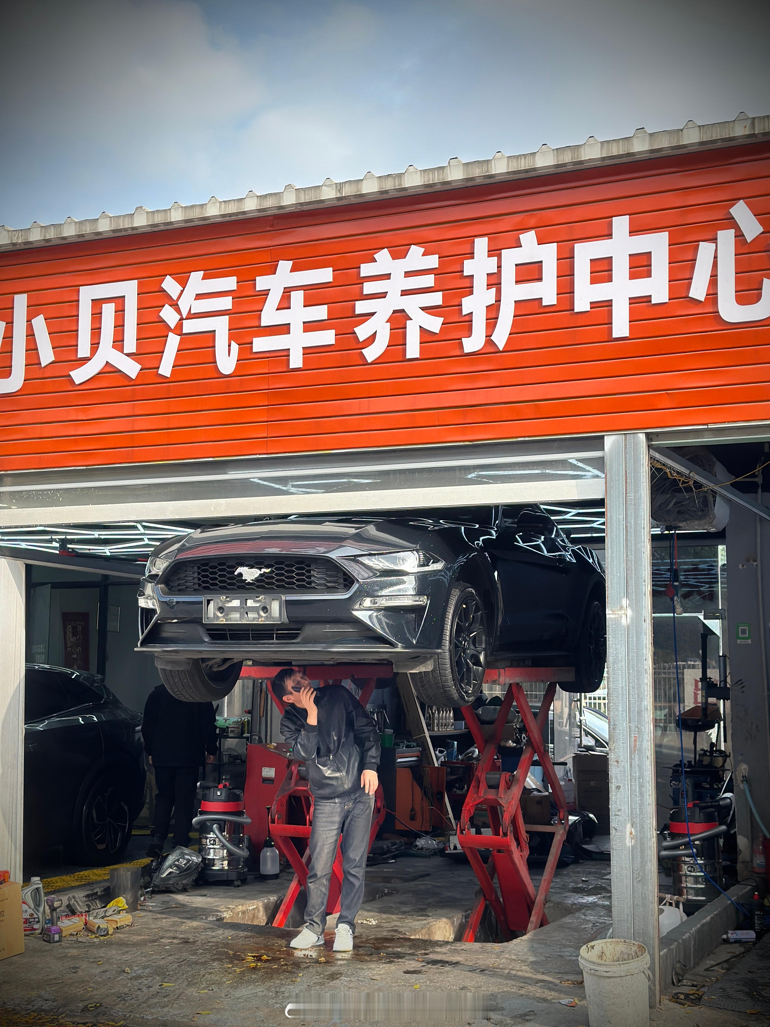 其他人约了一个客户来看野马的虽然吧也是确实很懂车！然后看完之后也确实想要！但是但