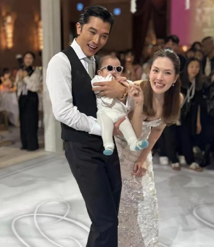 没想到，许玮甯竟然是二婚嫁给邱泽，她的第一任老公是刘又年，是一名星二代摄影师，2