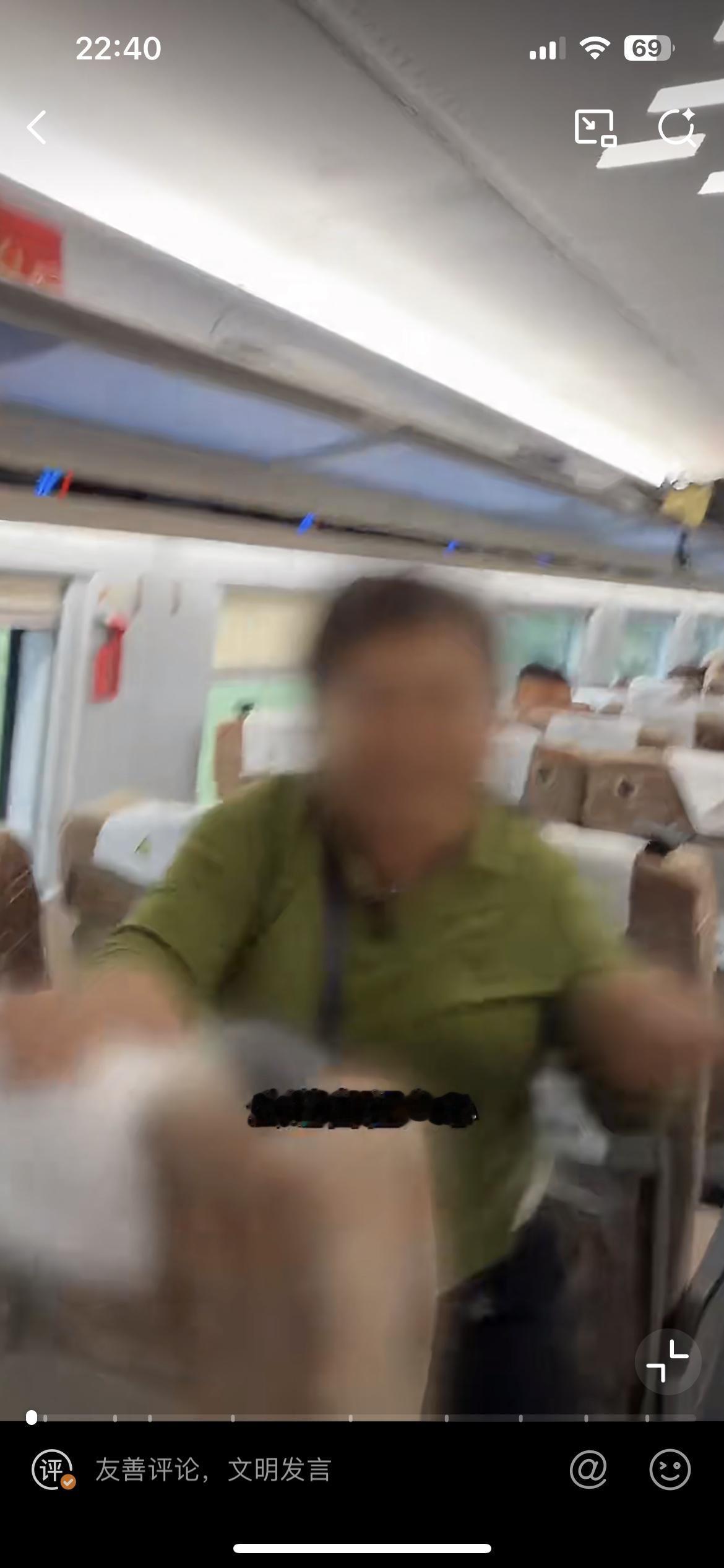在武汉始发的一趟高铁上，一名女子出面制止大妈手机外放，不料惹怒对方。大妈不仅没有