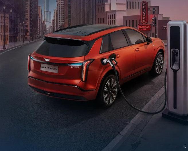 凯迪拉克全新XT5PHEV为中型插电混动SUV，搭载1.5T加双电机四驱系统，配备奥特能电池，车顶加