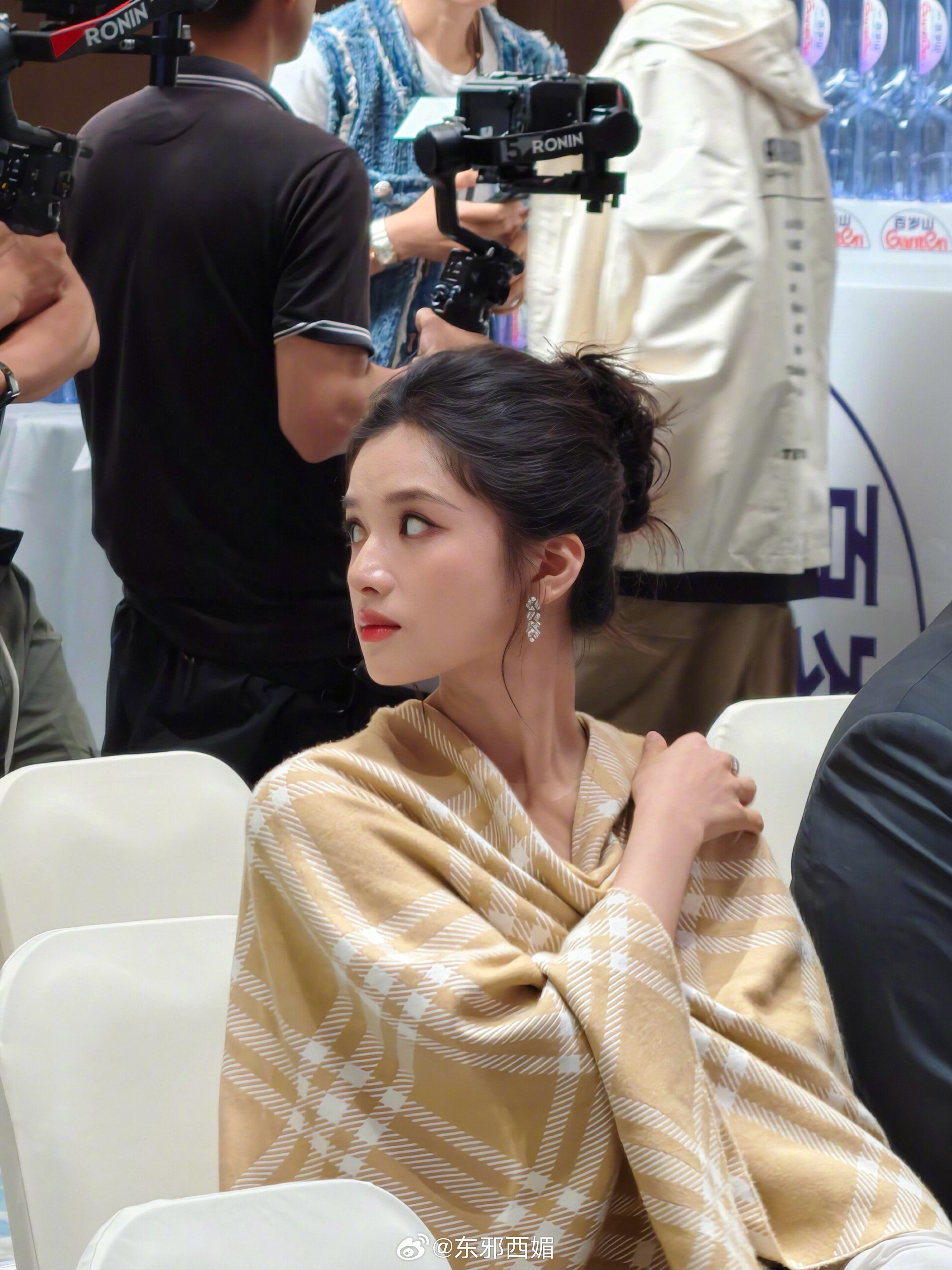 张婧仪就这样美的很轻松
