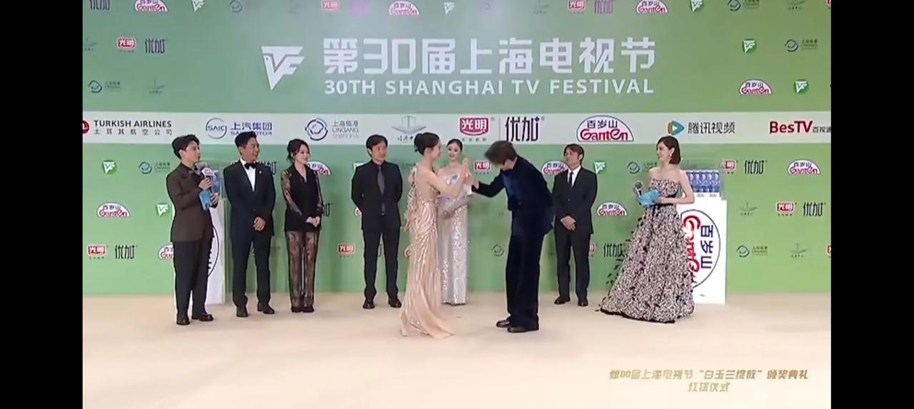 谁还没被《小巷人家》剧组白玉兰红毯售后爽到！王安宇和关晓彤居然现场跳舞还原名场面