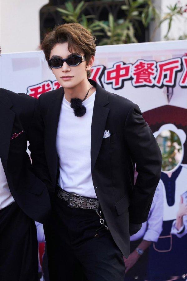 丁禹兮丁禹兮西装炒菜daddy级别的丁禹兮穿黑色西装炒菜也太顶了！颠锅干