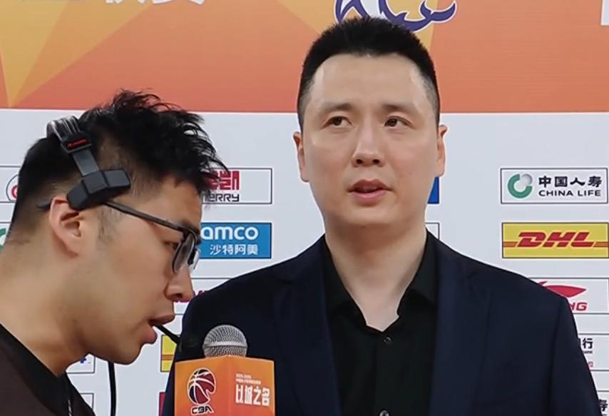 上海男篮主场战胜北京男篮大比分1-0领先系列赛的赛后采访，主教练卢伟说道：“其实