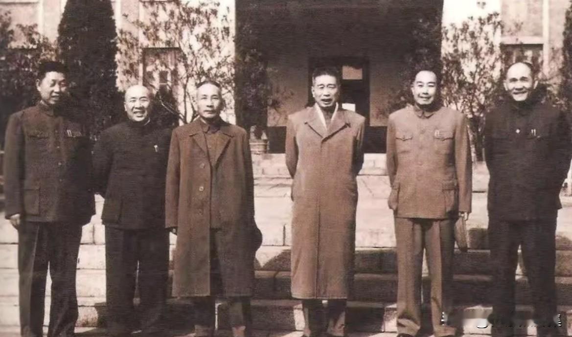 1960年，中共中央东北局部分领导合影，左一为陈锡联，左三起：欧阳钦、宋任穷、吴