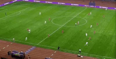 曹永竞踩踏王国明，这是明显的红牌动作，主裁判高亨进只给黄牌，这是明显的误判。踢