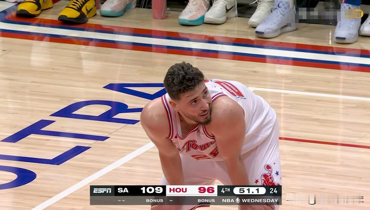 火箭当家中锋申京真是不会用脑子打球！在今天火箭主场以99：111输给马刺的比赛中