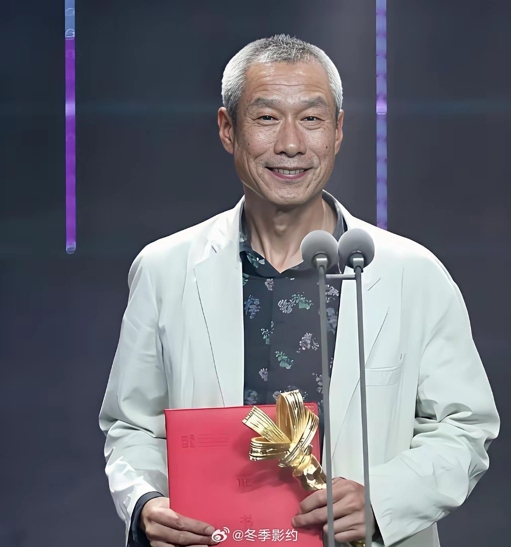 恩爱37年，这才是顶级神仙爱情68岁刘佩琦元宵节晒全家福，小4岁妻子状态惊艳，看