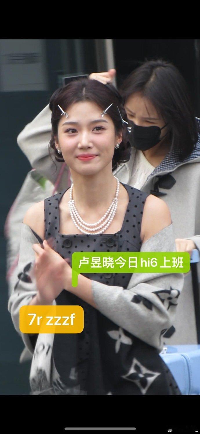 卢昱晓波点长裙look卢昱晓波点长裙look，卢昱晓你好星期六今日上班路透