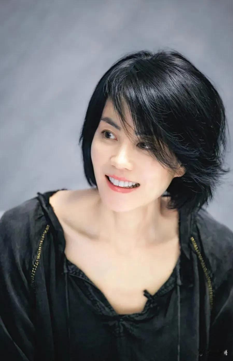 57岁的王菲给所有女人上了一课：你可以年纪大，也可以离过婚甚至生过娃，但唯独