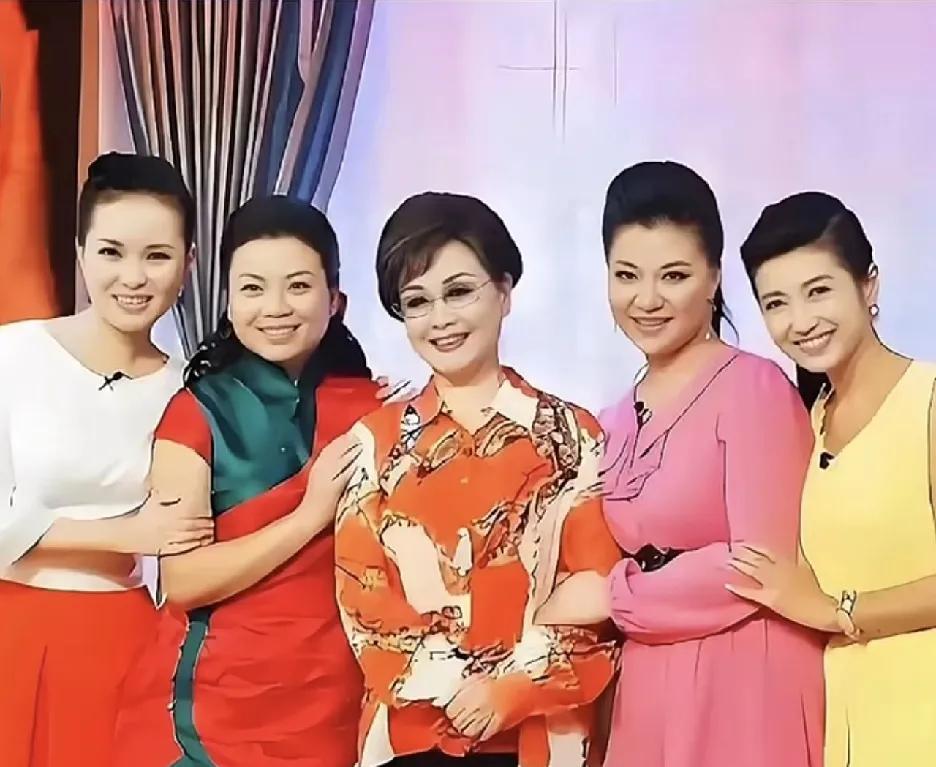 一张五人合影照，仅一人不是歌唱家，你知道她是谁吗？左二为张也以甜润歌声唱响时代旋