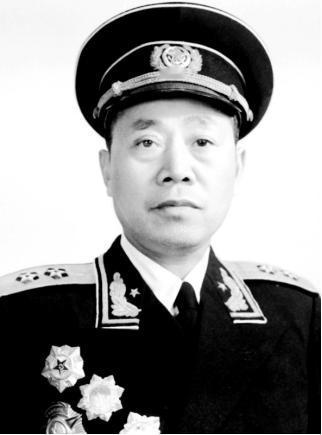 1958年，一场针对粟裕大将的批评大会，开得让人透不过气，轮到陶勇时，所有人都竖