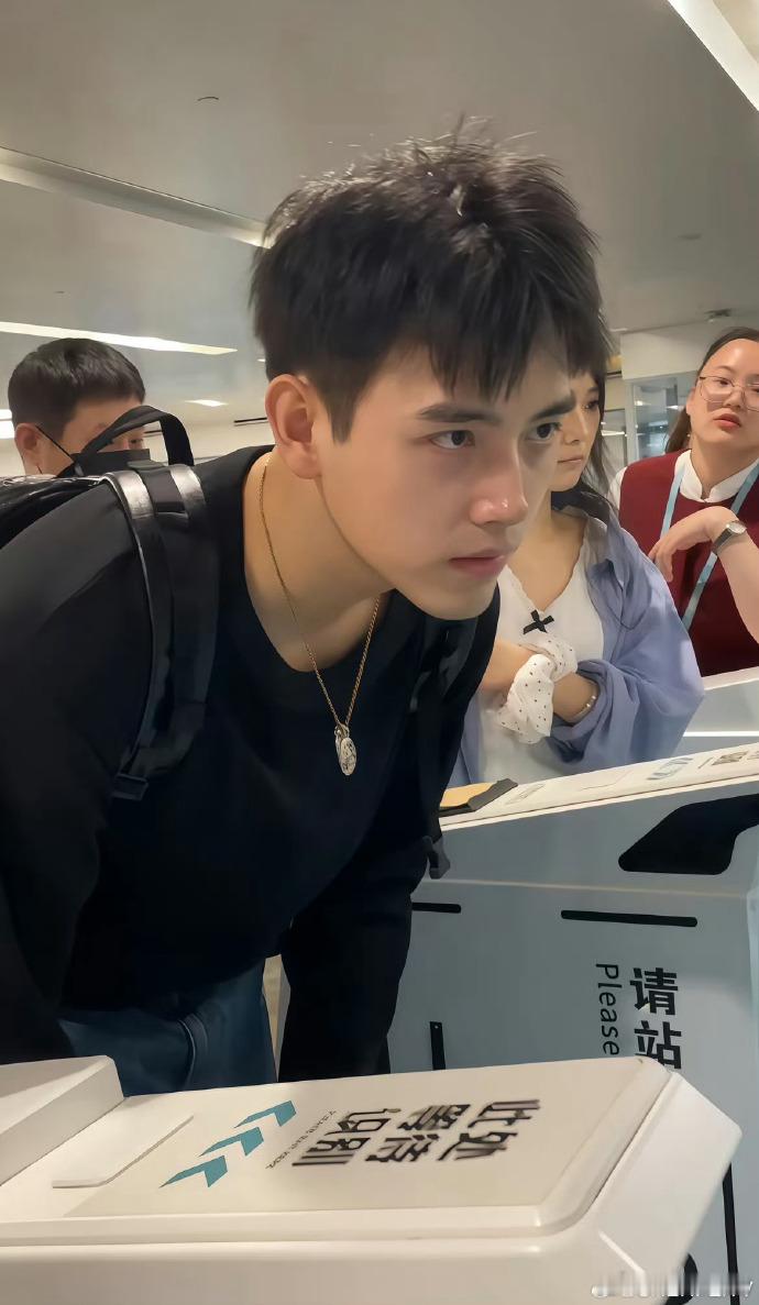 陈飞宇素颜帅成啥样了每次看到陈飞宇都能看到故人之姿[哆啦A梦害怕