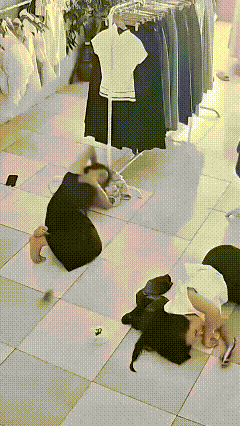 注意看！服装店老板娘中午头没客人，就跟闺女躺地上歇歇。老板娘刚躺稳，一只小老鼠贼