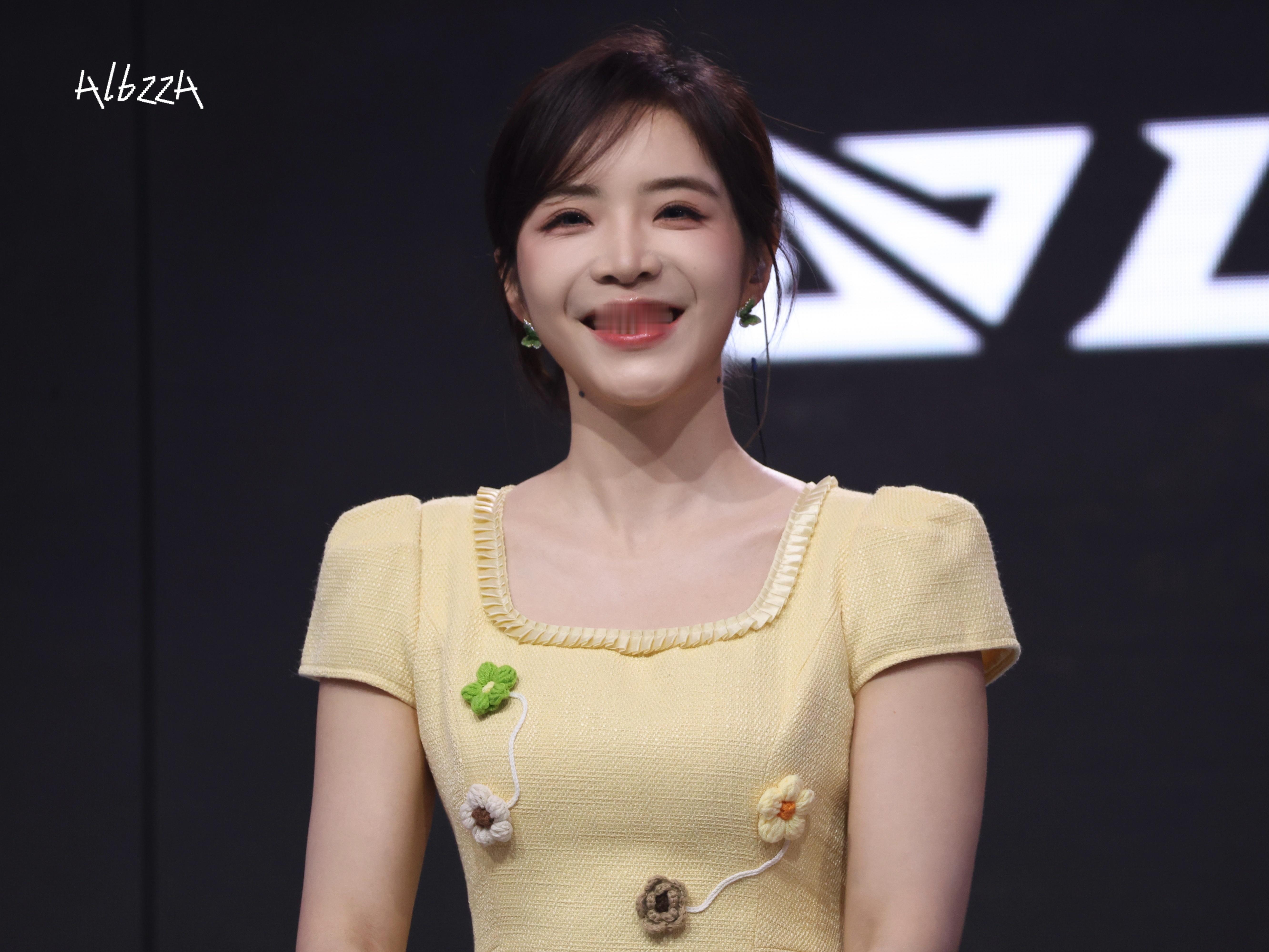 LPL主持人余霜lpl淡黄色礼裙衬得肌肤莹润，甜笑瞬间戳中审美，温柔又灵动