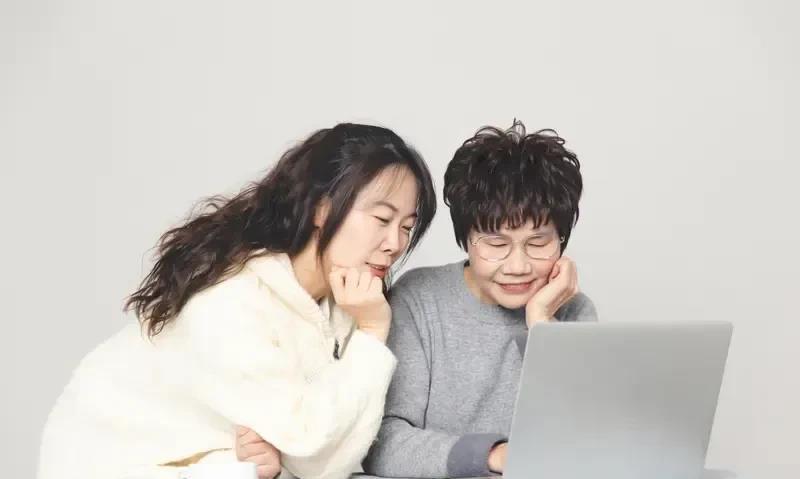 单位有个女同事说自己离婚了。原因是她爸腿摔断了，伤处靠近盆骨，位置不太好，得卧床