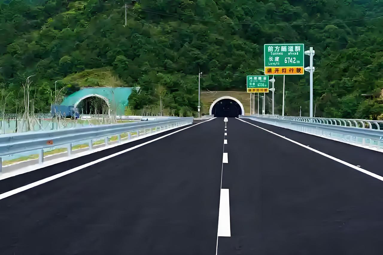 从鄂州到修水全程194.24公里，自驾大概2.6小时。路线会经过武鄂高速、大广高