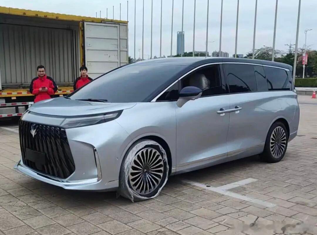 北汽极狐MPV实车曝光，总体看起来很不错，有运动气息！