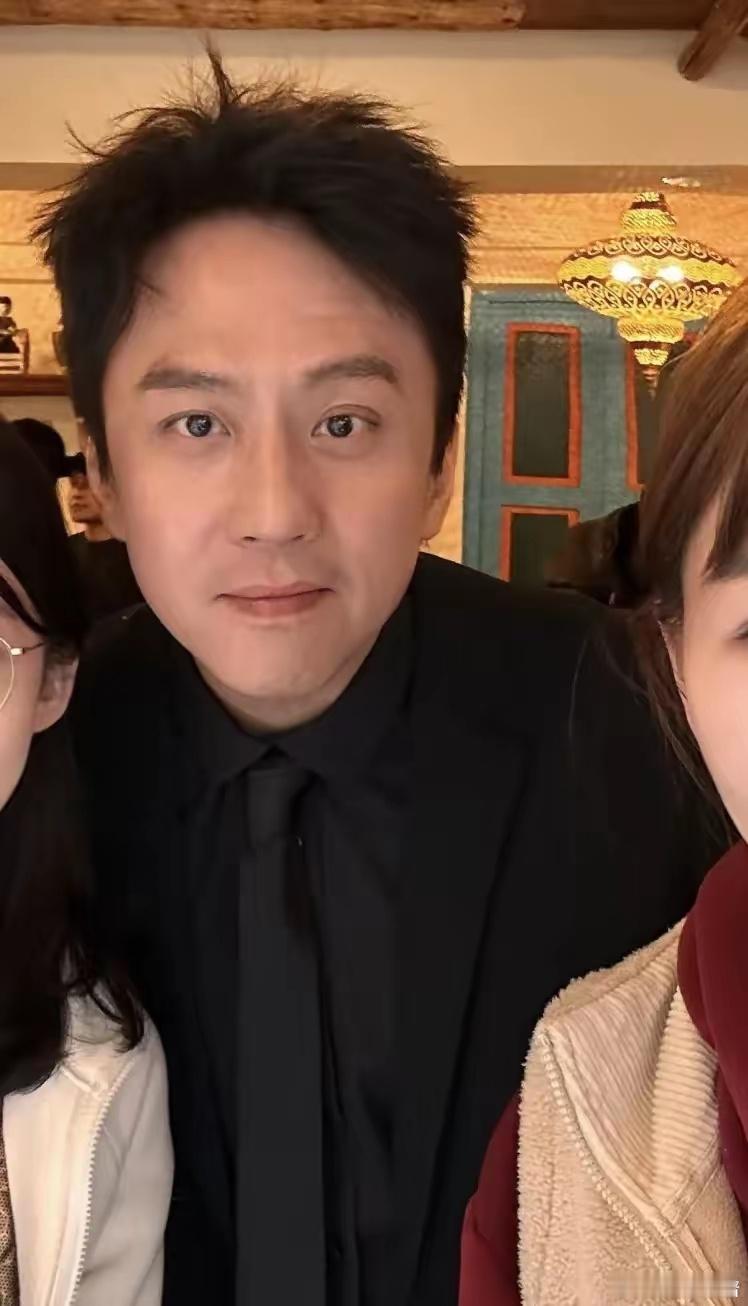 46岁邓超现身新疆，穿西装到餐馆吃饭，化了淡妆，身上没有沧桑感​​​