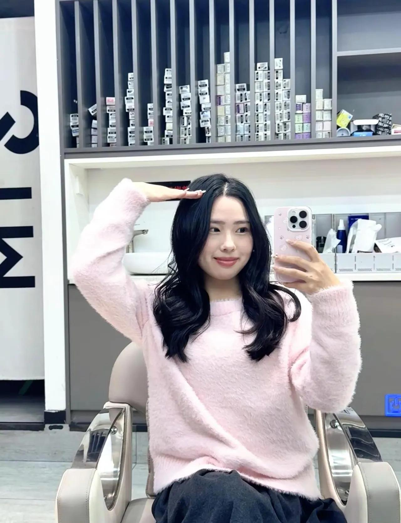 镜中人影，粉衣映笑颜。