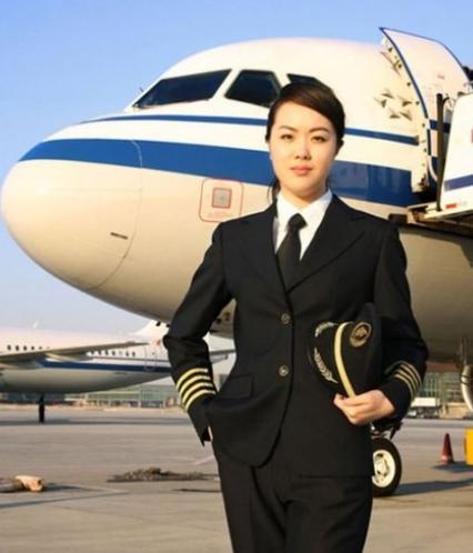 2009年，一架中国飞机刚降落在曼谷机场，女机长准备开舱门时，突然听到一阵轻微的