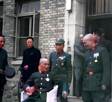 1946年5月2日，在河南新乡一场军事会议后，蒋中正如以往一样要与将领们合影。他