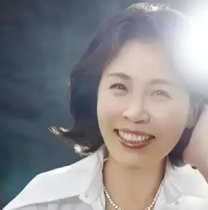 遇刺后48小时，她只干了一件事李在明脖子缝了18针，麻药刚过，金惠景蹲在病