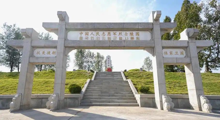 朝鲜各地有多处志愿军烈士陵园，这些陵园安葬着长眠在朝鲜的十余万志愿军烈士。根