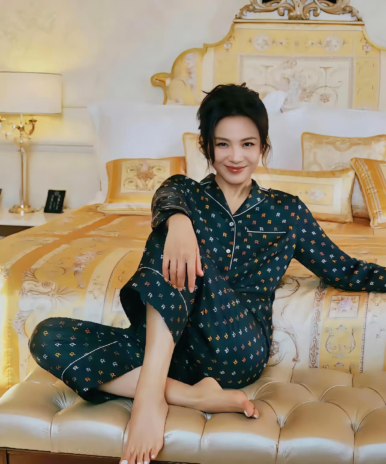 曹曦文，164cm，光脚坐在床头，脚丫好美，真是从头美到脚，越看越觉得和刘涛很像