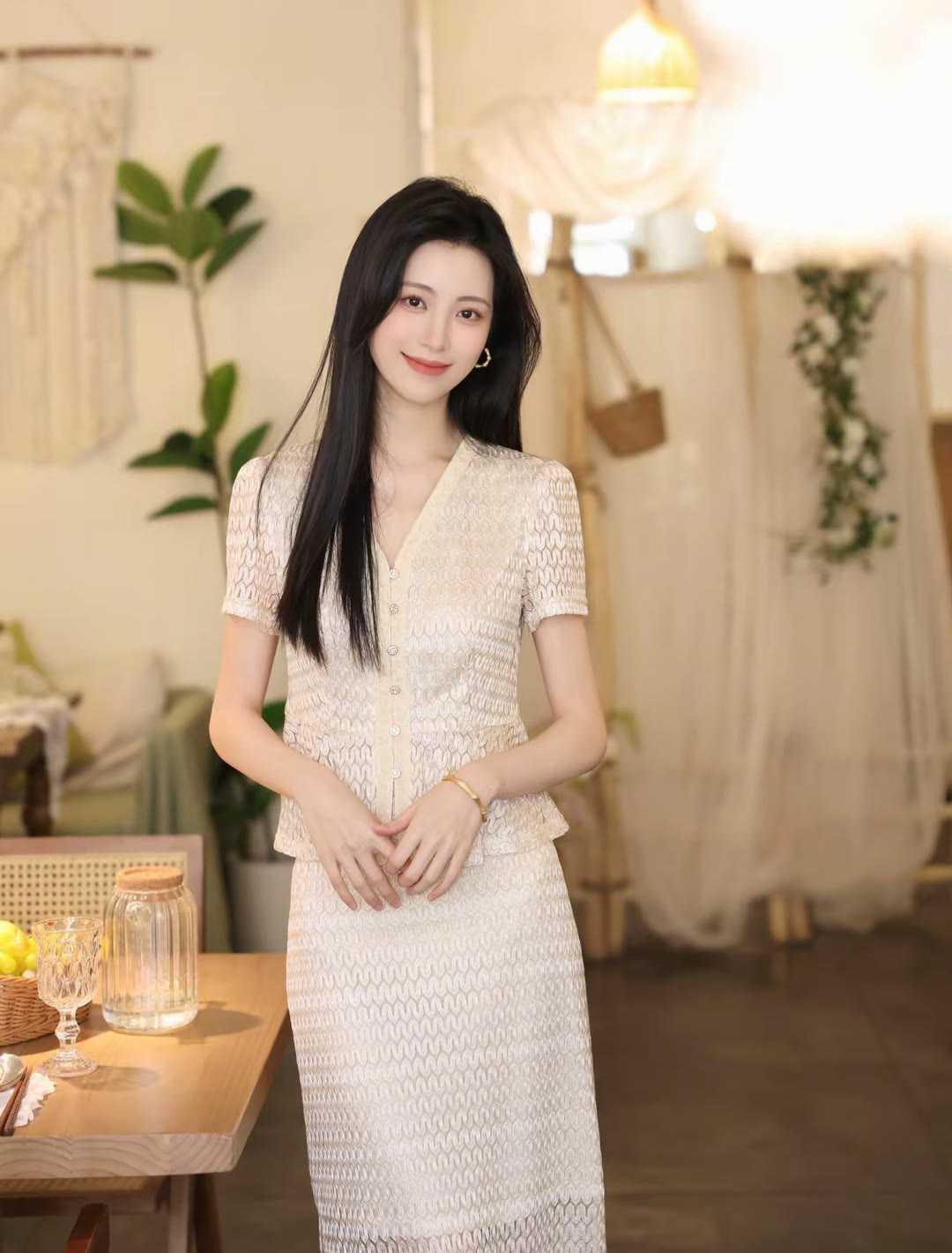 职场女性该怎么穿更好看?职场穿搭范本：优雅与专业的双向奔赴。职场穿搭的高级感，从