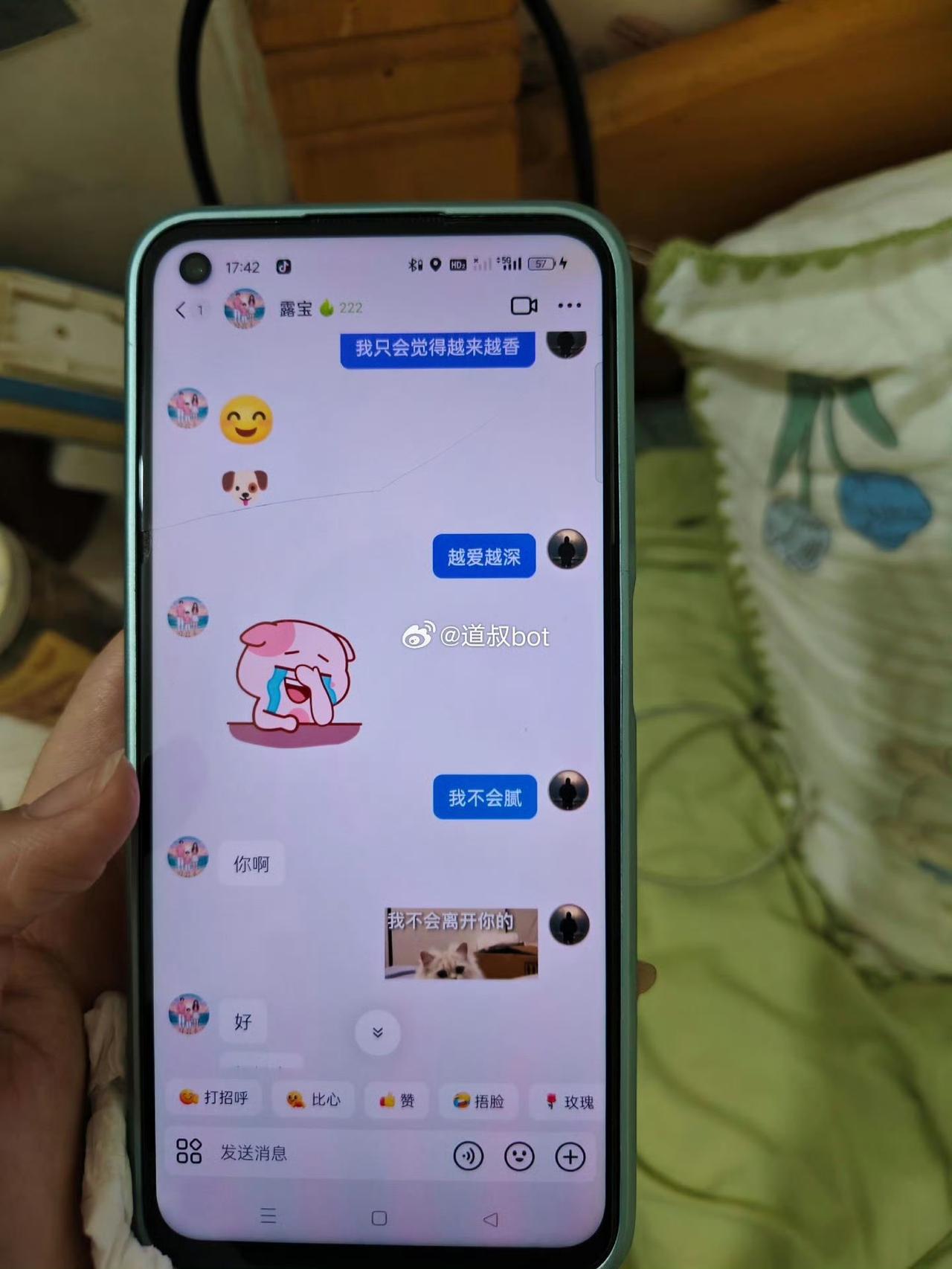 深圳一女子爆料，平时顾家贴心的老公，微信小号里和小三打得火热。多年的婚姻，青春的