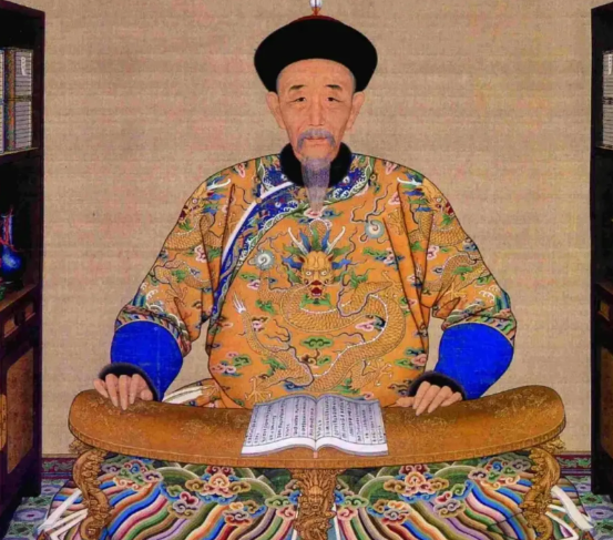 沙俄侵占雅克萨，康熙命人率3000虎衣藤牌兵远征，临行赐酒说：“此去冰原万里，当