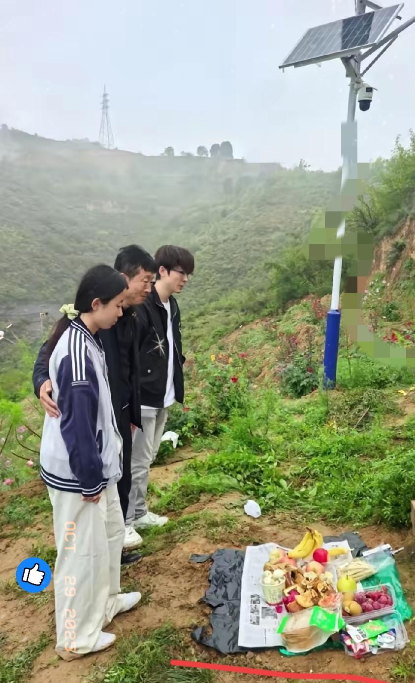 墓前这一幕看哭了！他用3件事，把对亡妻的爱藏了好几年一名男子带着自己的一双