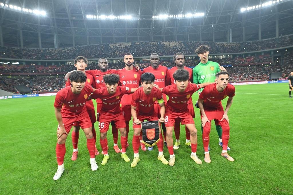 重庆铜梁龙本赛季的前四场中超比赛拿到8个积分；在中超历史上，只有两支升班马球队在