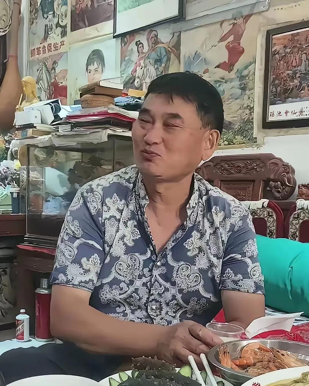 不得不说，某国台小酒天天喝着的大衣哥、堪称人间清醒！据说，大衣哥未出名时无奈娶
